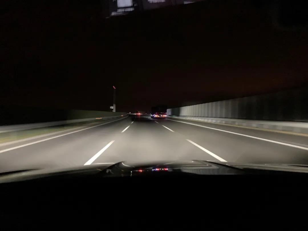 吉利汽車最新款SUV，引領(lǐng)智能出行新潮流